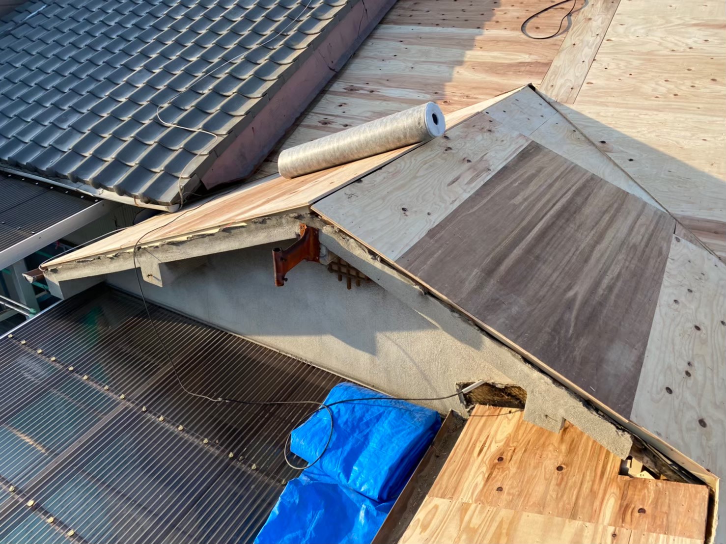 野地板は構造用合板で敷き詰め設置